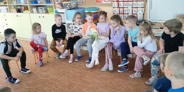 Sara czyta dzieciom..jpg