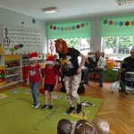 Dzieci tańczą z panią prowadzącą.jpg