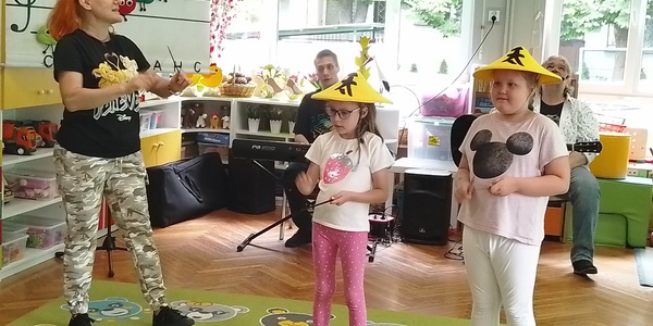 Sara i antosia grają na pałeczkach (2).jpg