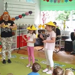 Sara i antosia grają na pałeczkach.jpg