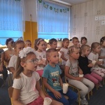Dzieci oglądają bajkę (2).jpg