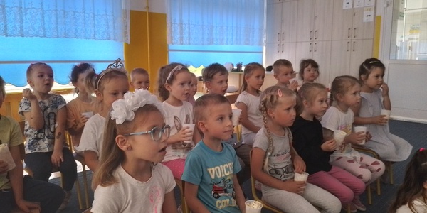 Dzieci oglądają bajkę (2).jpg