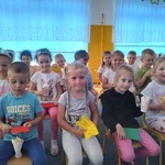 Dzieci czekają na bajkę.jpg