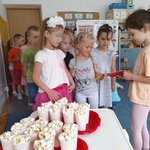 Helenka rozdaje bilety.jpg