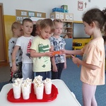 Helenka rozdaje bilety (4).jpg