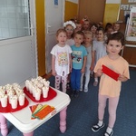 Helenka pokazuje bilety.jpg
