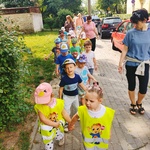 Dzieci w drodze na wycieczkę.jpg