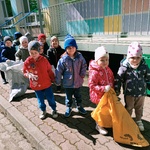 Dzieci zbierają śmieci (6).jpg