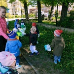 Dzieci zbierają śmieci (3).jpg