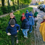 Dzieci zbierają śmieci.jpg