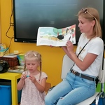 Pani Ela pokazuje obrazki.jpg