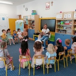 Pani Ela czyta książkę (3).jpg