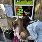dziewczynki wybierają smaki lodów.jpeg