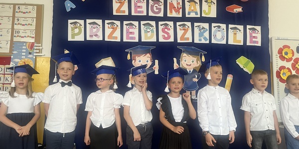 1. Dzieci piosenką żegnają przedszkole.jpeg