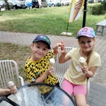 4.  Dzieci degustują lody.jpg