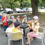 3. Dzieci degustują lody.jpg