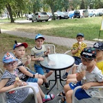 5. Dzieci degustują lody.jpg