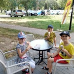 6. Dzieci degustują lody.jpg