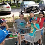 7. Dzieci degustują lody.jpg