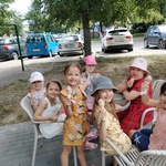 8. Dzieci degustują lody.jpg