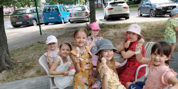 8. Dzieci degustują lody.jpg