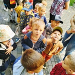 dzieci w kolejce po lody.jpg