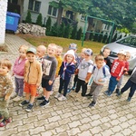dzieci w drodze do lodziarni.jpg