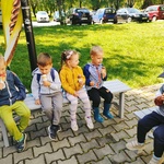 dzieci jedzą lody.jpg