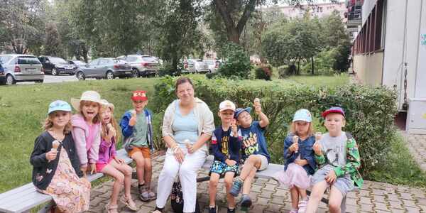 Dzieci jedzą lody5.jpeg