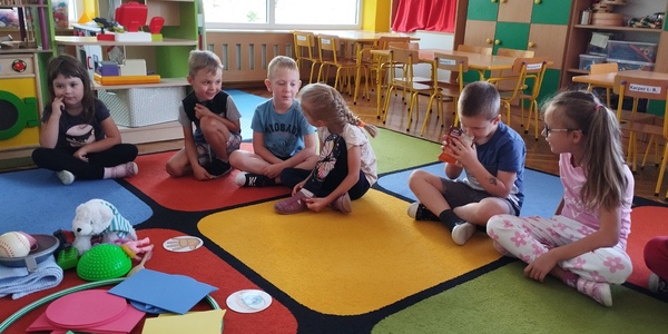 Chłopiec wącha przyprawę2.jpg