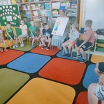 Dzieci siedzą w kole_ pani w koronie ma przed sobą planszę3.jpg