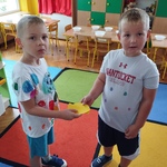 Dwaj chłopcy łączą ze sobą dwie połówki koła .jpg