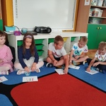 Dzieci na dywanie układają sudoku .jpg