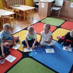 Dzieci na dywanie układają sudoku1.jpg