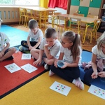 Dzieci na dywanie układają sudoku3.jpg