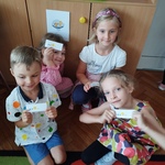 Dzieci stoją przy zaszyfrowanych obrazkachi1.jpg