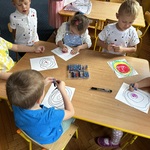 dzieci wykonują prace plastyczne.jpeg