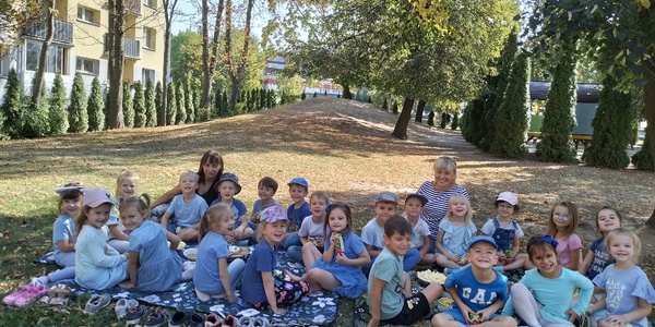Piknik w ogrodzie przedszkolnym.jpg