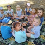 Piknik w ogrodzie przedszkolnym2.jpg