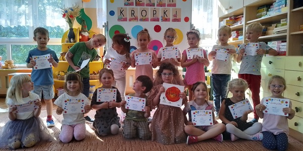 Dzieci prezentują dyplomy.jpg