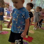 4. Chłopiec chodzi po sensorycznej ścieżce.jpg