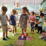 3. Dzieci chodzą po sensorycznej ścieżce.jpg