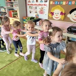 2. Wspólne pląsy i zabawy przy muzyce.jpg