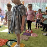 5. Dziewczynka chodzi po sensorycznej ścieżce.jpg