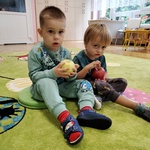 4. Chłopcy oglądają jabłko.jpg
