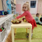 2. Dziewczynka  wybiera 3 jabłka -  czerwone_ żółte i zielone.jpg