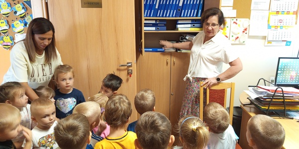 Dzieci u Pani fdyrektor.jpg