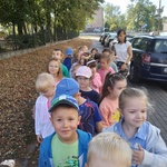 Dzieci obserwują ruch uliczny (2).jpg