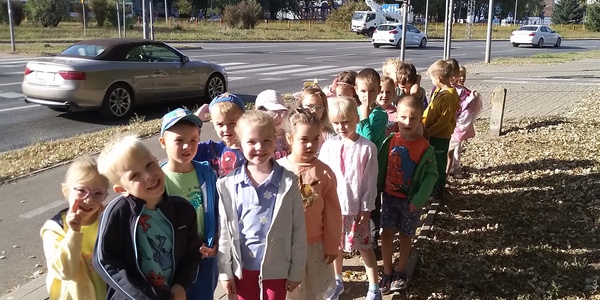 Dzieci obserwują ruch uliczny.jpg
