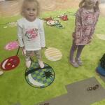 !. Dziewczynki układają rytm z kasztnów i żołędzi.jpg